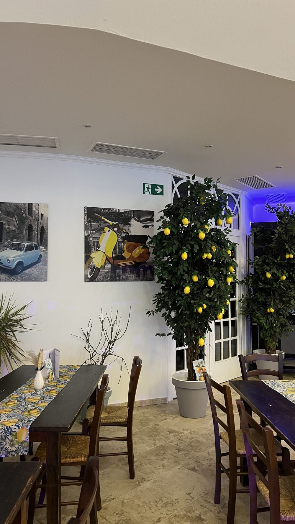 Restaurant-Innenraum am Abend